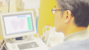 경동맥 초음파 검사 중인 남성의 뒷모습